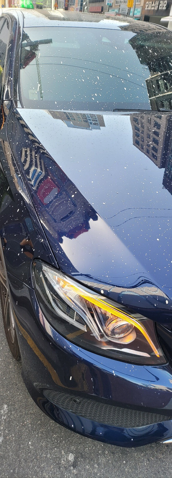 시멘트 가루를 뒤집어쓴 피해 차량 모습. 독자 제공