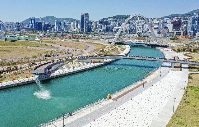 북항 1단계 재개발사업 구역 내 친수공원 전경. 해수부 부산항북항통합개발추진단 제공