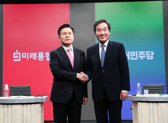 2020년 21대 총선에 나선 미래통합당(국민의힘 전신) 황교안(왼쪽), 더불어민주당 이낙연 후보가 선거방송토론위원회 주최 토론회에서 악수하고 있다. 부산일보DB