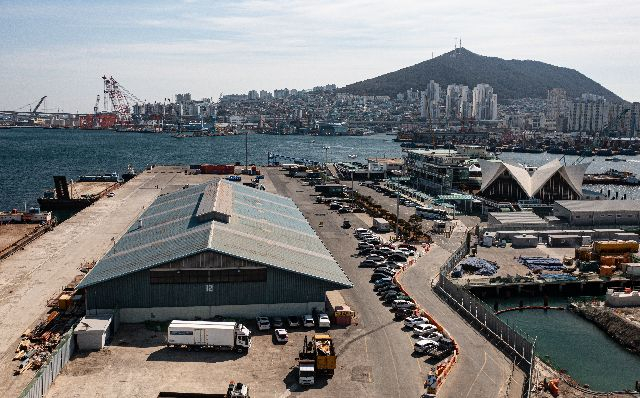 2022 부산비엔날레를 통해 시민에게 내부가 처음 공개된 부산항 1부두 창고 전경. 부산비엔날레조직위 제공