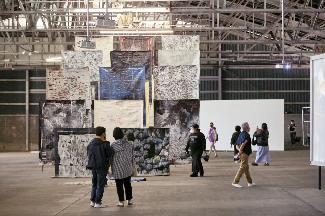 2022 부산비엔날레가 열린 부산항 1부두 창고에서 시민들이 작품을 감상하고 있다. 부산비엔날레조직위 제공