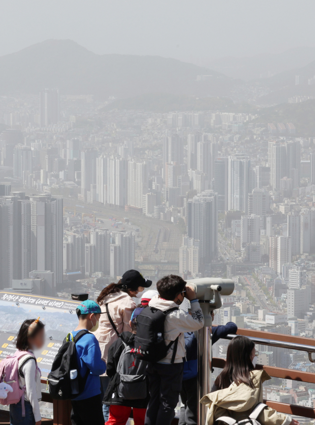 12일 오전 부산 황령산 전망대에서 바라본 동구 일원 도심이 희뿌연 모습을 보이고 있다. 정종회 기자 jjh@