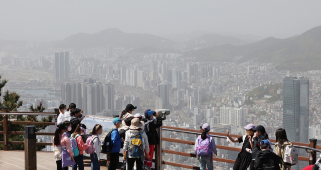 12일 오전 부산 황령산 전망대에서 바라본 동구 일원 도심이 희뿌연 모습을 보이고 있다. 정종회 기자 jjh@