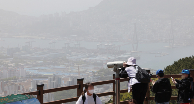 12일 오전 부산 황령산 전망대에서 바라본 부산항과 감만부두, 영도 일원 도심이 희뿌연 모습을 보이고 있다. 정종회 기자 jjh@