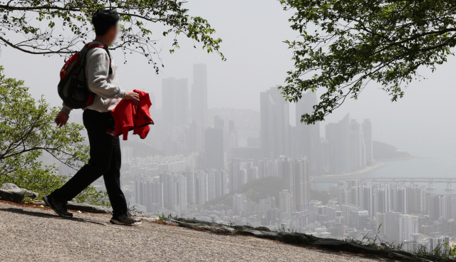 12일 오전 부산 금련산에서 바라본 해운대구 일원 도심이 희뿌연 모습을 보이고 있다. 정종회 기자 jjh@