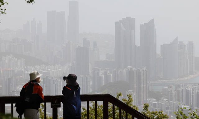 12일 오전 부산 금련산에서 바라본 해운대구 일원 도심이 희뿌연 모습을 보이고 있다. 정종회 기자 jjh@