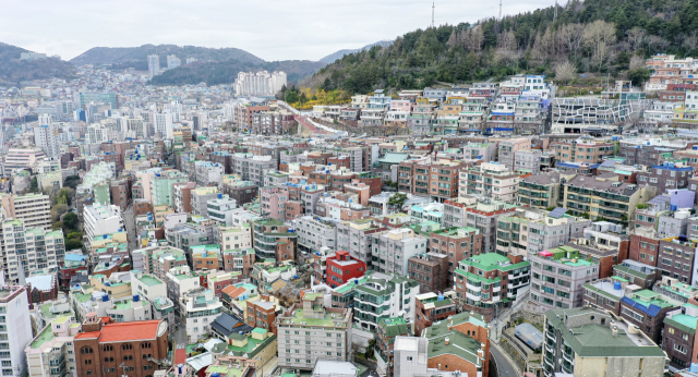 부산 대부분의 기초지자체에서 사회·경제적 결핍 수준을 보여 주는 ‘박탈지수’가 상승하는 추세를 보이고 있다. 부산 중구 산복도로 일대. 부산일보DB