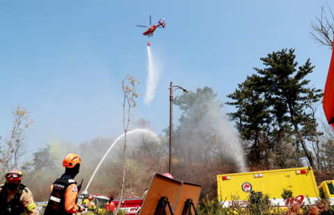 지난달 31일 오전 울산테크노일반산업단지 인근 야산에서 울산소방본부가 ‘대형 산불 재난 대응 긴급구조종합훈련’을 진행하고 있다. 울산시 제공