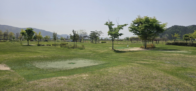 이르면 내달 재개장 에정인 황산공원 내 파크골프장 전경. 사진은 지난 4월 시설 철거 전 모습. 김태권 기자