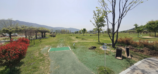 이르면 내달 재개장 에정인 황산공원 내 파크골프장 전경. 사진은 지난 4월 시설 철거 전 모습. 김태권 기자
