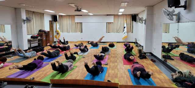 비시야 김미선의 요가 수업 장면.