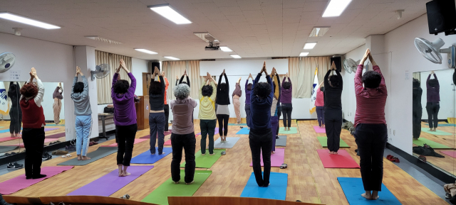 비시야 김미선의 요가 수업 장면.