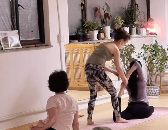 요가를 수련하기 위해선 좋은 자질을 지닌 올곧은 요가 지도자, 요가를 할 수 있는 공간, 경제적 여유, 함께 수련할 수 있는 친구 등 4가지 요소를 갖추면 좋다. 사진은 수리야 임은주의 요가 수업 장면.