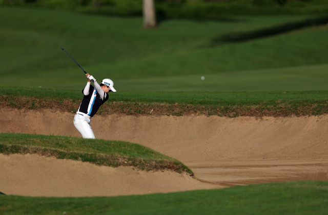 시즌 첫 승과 대회 2연패를 노리는 김효주(27)가 13일(한국시간) 하와이에서 열린 LPGA 롯데 챔피언십 1라운드 10번 홀에서 벙커샷을 하고 있다. AFP연합뉴스