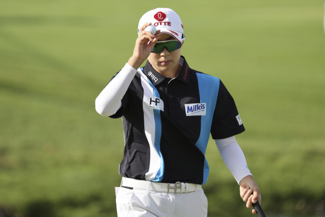 시즌 첫 승과 대회 2연패를 노리는 김효주(27)가 13일(한국시간) 하와이에서 열린 LPGA 롯데 챔피언십 1라운드 11번 홀 그린을 향하며 갤러리에게 인사하고 있다. AP연합뉴스