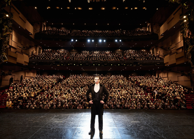 '오페라의 유령'이 13일 부산 드림씨어터에서 누적 150만 관객 돌파를 기념한 세리머니 포토를 관객과 함께 촬영했다. 무대에 서 있는 배우는 유령 역의 조승우. 에스앤코 제공