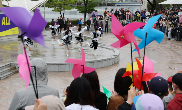 15일 오전 부산 해운대구 APEC 나루공원 일원에서 열린 ‘제10회 담쟁이걷기대회’에서 참가자들이 동의대 응원단 ‘터틀스’의 치어리더 공연을 보고 있다. 정종회 기자 jjh@