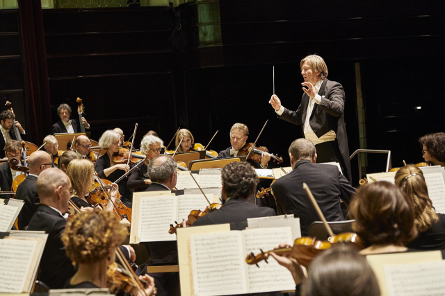 독일 브레멘 필하모닉 오케스트라와 마르코 레토냐 지휘자. 부산문화회관 제공