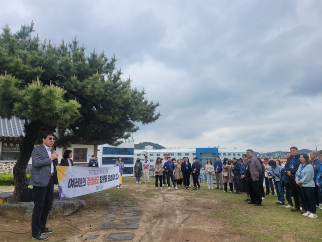 경남도는 지난 15일 통영 세병관에서 5대 테마관광 상품으로 기획한 '해양레저 테마여행' 참여자를 대상으로 환영식을 가졌다. 경남도 제공