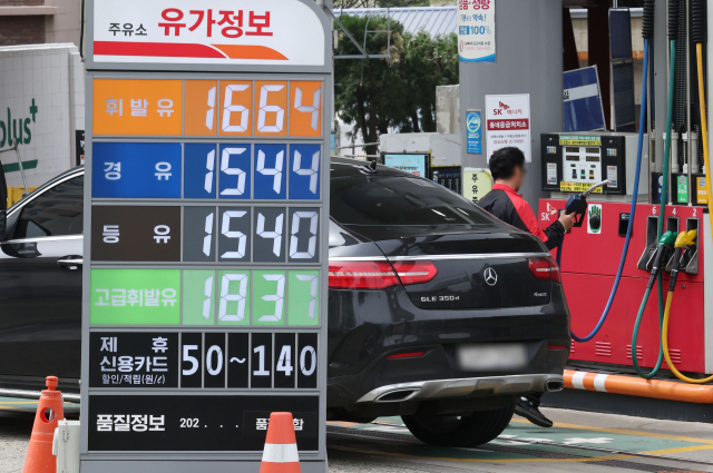 부산지역 보통휘발유 평균가격이 5개월만에 최고치를 기록하는 등 전국 주유소에서 판매하는 휘발유와 경유 가격이 동반 상승하면서 정부의 유류세 환원에도 차질이 예상된다. 16일 서울 시내 한 주유소의 유가 정보. 연합뉴스