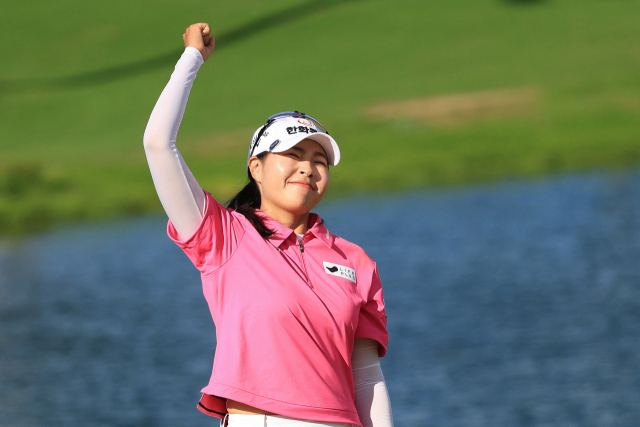16일(한국시간) 미국 하와이에서 펼쳐진 미국여자프로골프(LPGA) 투어 롯데 챔피언십에 초청 선수로 출전한 성유진이 4라운드 18번 홀에서 극적인 버디를 성공시키고 있다. 성유진은 이 버디로 연장전에 합류했지만 첫 홀 보기를 기록하며 우승을 눈앞에서 놓쳤다. AFP연합뉴스