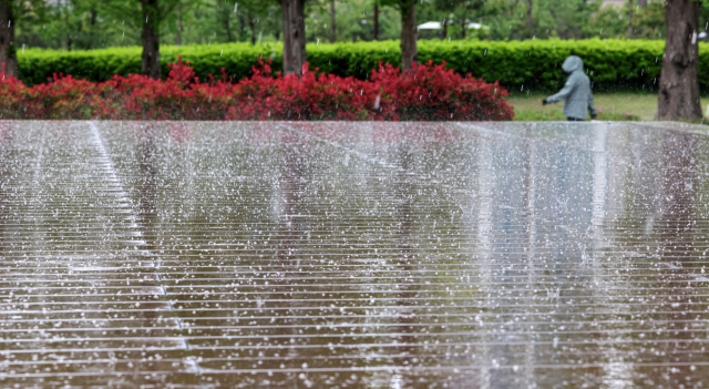 16일 오후 부산시민공원에서 갑작스레 쏟아진 우박에 시민들이 발걸음을 재촉하고 있다. 김종진 기자 kjj1761@