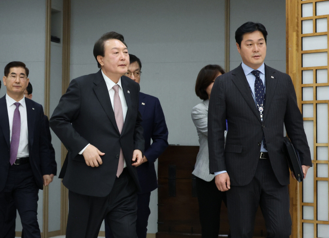 국정지지율이 20%대로 떨어진 윤석열 대통령이 최근 김승희 신임 의전비서관의 안내로 행사장에 입장하고 있다. 연합뉴스