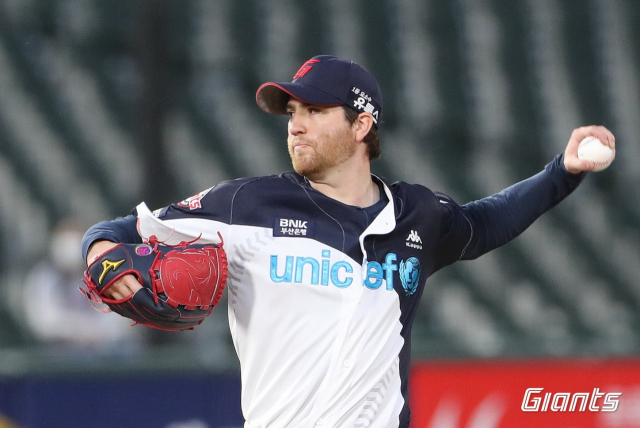 롯데 자이언츠 외국인 투수 찰리 반즈는 16일 삼성 라이온즈와의 경기에서 KBO 리그 데뷔 이후 가장 많은 8실점하며 흔들리는 모습을 보였다. 롯데 자이언츠 제공