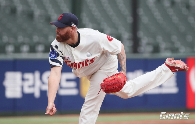 롯데 자이언츠 1선발 투수 댄 스트레일리는 올 시즌 선발 3경기에서 승리 없이 2패만 기록하며 부진한 모습을 보이고 있다. 롯데 자이언츠 제공