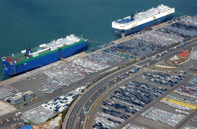 지난 3월 우리나라 자동차 수출액이 작년 같은 달보다 64.1% 증가한 65억 1800만 달러로 전달의 최고 기록을 또 경신했다. 사진은 울산항 자동차부두 수출 현장. 부산일보DB