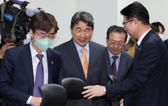 이주호 부총리 겸 교육부 장관(가운데)이 17일 오전 서울 여의도 국회 의원회관에서 열린 교육위 당정협의회에 참석하고 있다. 연합뉴스
