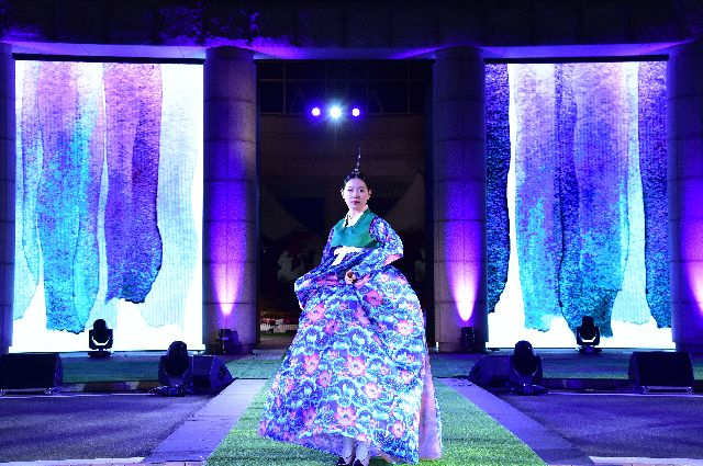 사진은 '2021 진주실크 패션쇼' 모습. 부산일보DB