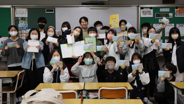 학생들이 세금을 내고 실수령액이 적힌 월급을 받는 교실이 있다. 부산 해운대구 송수초 6학년 7반 ‘지우개 나라’에서 예금, 이자, 신용등급 같은 단어는 학생들에게 더 이상 어려운 단어가 아니다. 이재찬 기자 chan@