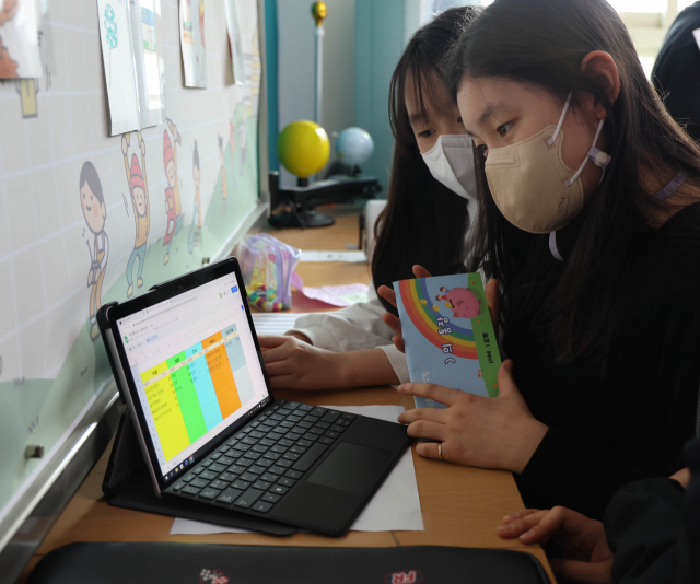 지우개 나라 학생들이 받은 월급으로 구입할 물건 가격표를 보는 모습. 이재찬 기자 chan@