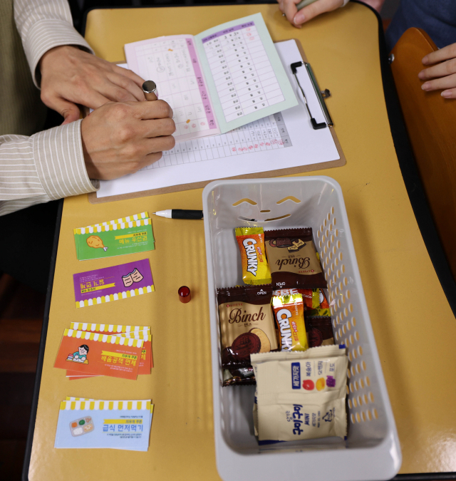 지우개 나라 학생이 학급 화폐 미소를 이용해 물건을 구매하는 모습. 이재찬 기자 chan@