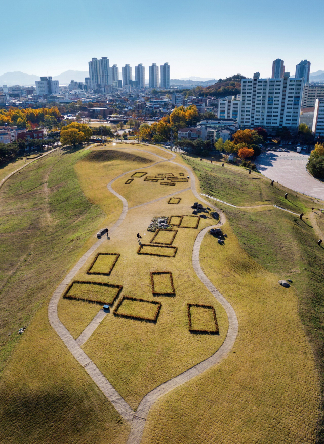 2030세계박람회를 부산에서 유치하면 한국의 유네스코 세계유산을 전세계에 알릴 호기라는 전망이 나온다. 부산항 제1부두(위쪽)와 경남 김해 대성동고분군. 세계유산등재추진단 제공