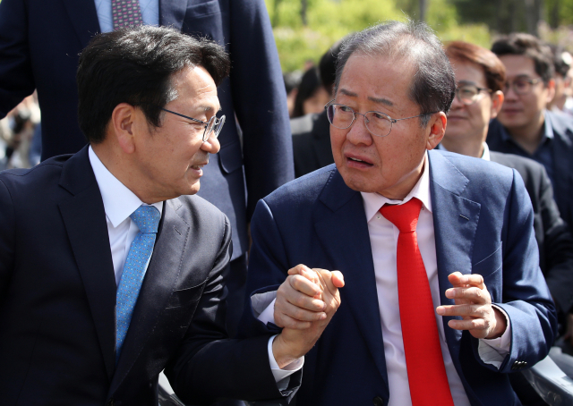 17일 오후 광주대구고속도로 지리산휴게소에서 열린 광주·대구 공항특별법 통시 통과 기념행사시작에 앞서 강기정 시장과 홍준표 시장이 손을 잡고 대화하고 있다. 연합뉴스