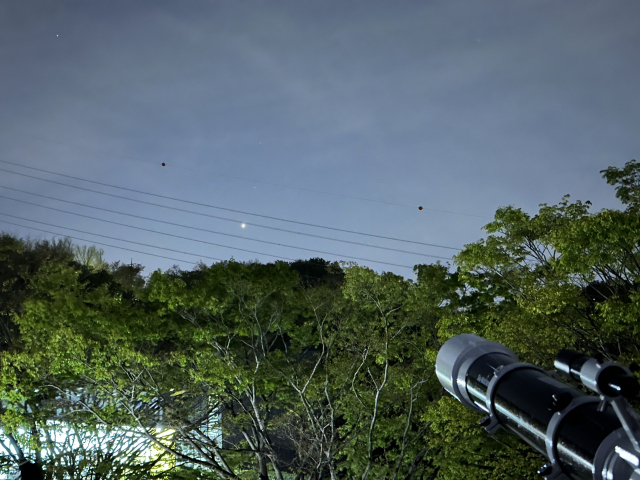 금련산청소년수련원 시민천문대 옥상에서 소형 천체망원경으로 별을 관찰할 수 있다. 전깃줄에 걸린 밝게 빛나는 점이 ‘금성’이다.