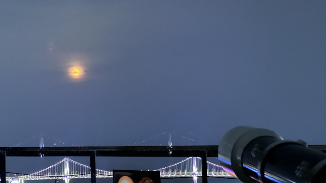 시민천문대 옥상에서 바라본 달과 광안대교 야경. 자연과 인공의 만남이 꽤나 잘 어울린다.