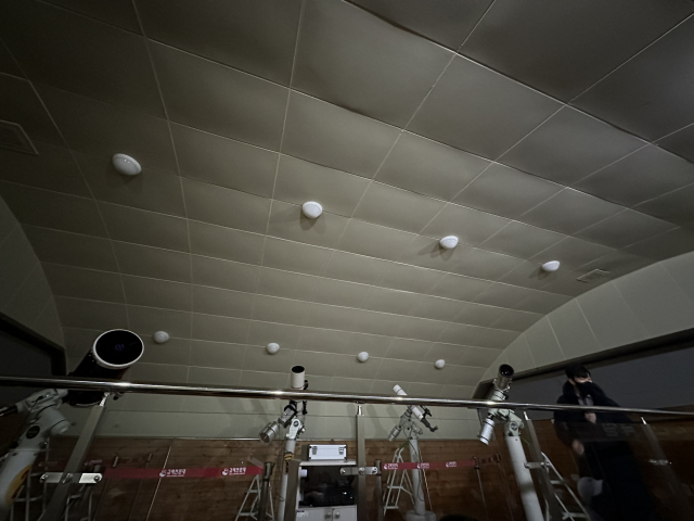 김해천문대 보조관측실. 슬라이딩 돔 천장이 열리면 별이 수놓은 밤하늘이 펼쳐진다.