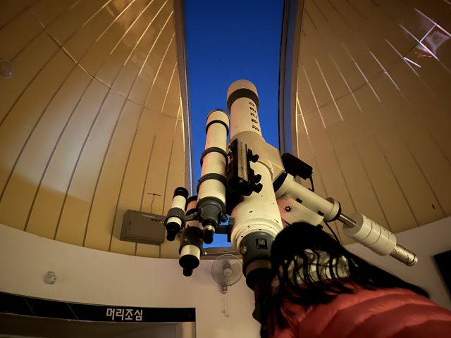 김해천문대 제1관측실에서 한 어린이가 200mm 굴절망원경으로 ‘M44성단’(별무리)을 관찰하고 있다.