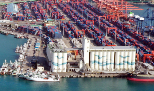 ‘부산항 북항 양곡부두’ 사일로(앞쪽) 전경. 양곡부두 뒤쪽으로 자성대부두 전경. 부산일보DB