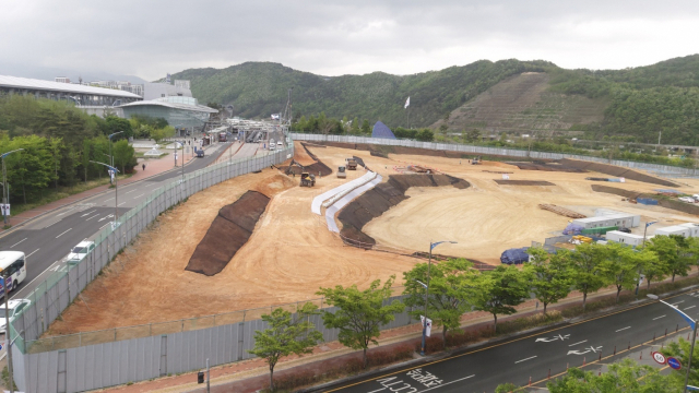 지난 2023년 터파기 공사가 진행 중이던 울산역 복합환승센터 공사 현장. 당시 3%에 불과했던 공정률은 1년 반 가까운 시간이 지났지만 10%를 겨우 넘어섰다. 부산일보DB