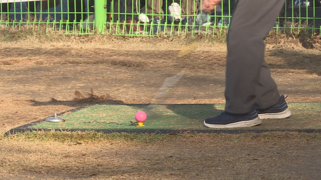 경남 진주시에서 파크골프가 선풍적인 인기를 끌고 있는 가운데 파크골프협회가 협회 운영 방식 문제로 내홍을 겪고 있다. 김현우 기자