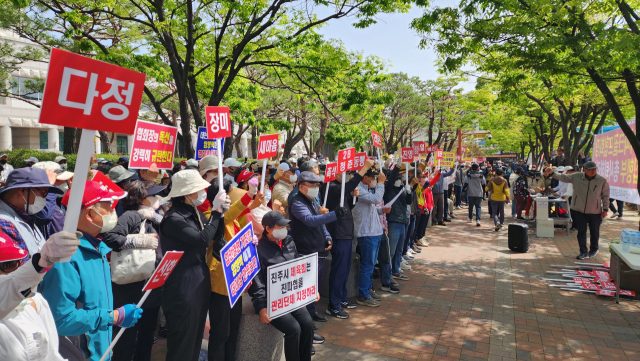 진주시파크골프협회 회원들은 지난 13일 집회를 열고 임원진 일괄 사퇴·관리단체 지정을 요구했다. 김현우 기자