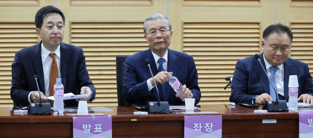 금태섭(왼쪽부터) 전 의원, 국민의힘 김종인 전 비대위원장, 민주당 이상민 의원이 18일 국회에서 열린 '다른 미래를 위한 성찰과 모색 포럼'에서 발언을 준비하고 있다. 연합뉴스