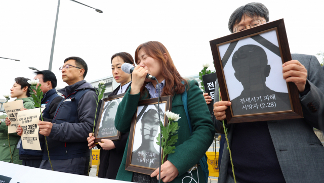 18일 서울 용산구 대통령 집무실 앞에서 열린 '전세사기·깡통전세 문제 해결을 위한 시민사회대책위원회' 출범 기자회견에서 안상미 인천 미추홀구 전세사기 피해자 대책위원장이 발언하다 눈물을 흘리고 있다. 연합뉴스