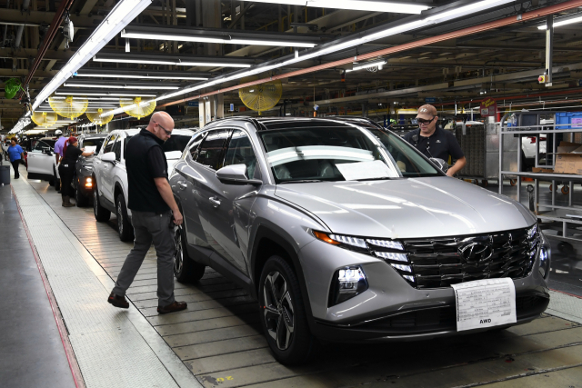 미국 정부가 17일(현지시간) 인플레이션 감축법(IRA) 세부 지침에 따라 발표한 세액공제 대상 전기차에서 현대차그룹 모델들이 빠져 미국 시장 확대에 비상이 걸렸다. 현대차의 앨라배마주 공장 라인. 현대차 제공