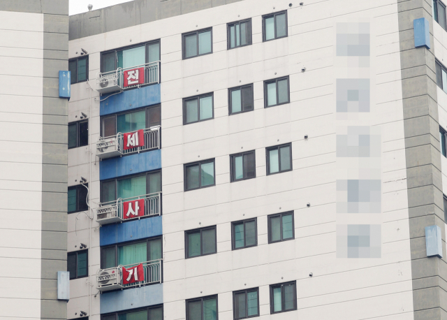 최근 인천에서 전세 사기 피해자 3명이 잇따라 숨진 가운데 18일 오전 인천시 미추홀구 전세 사기 피해자들의 아파트 창문에 피해를 호소하는 현수막이 걸려 있다. 연합뉴스