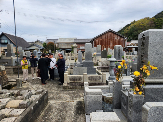 무연고 유골들이 보관된 일본 서광사 일대와 우키시마호 희생자 추모비를 둘러보는 동북아평화·우키시마호희생자추모협회. 우키시마호희생자추모협회 제공